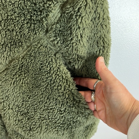 ZYIA | Cozy Sherpa Vest with Hood and Pockets - Picture 3 of 9